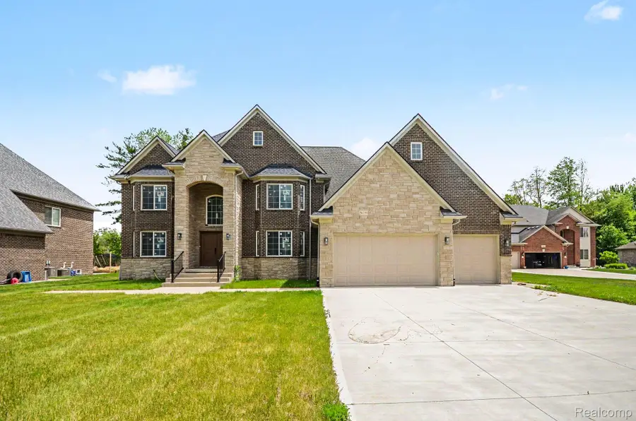56350 Willow Creek Boulevard, Utica, MI 48316 - #2