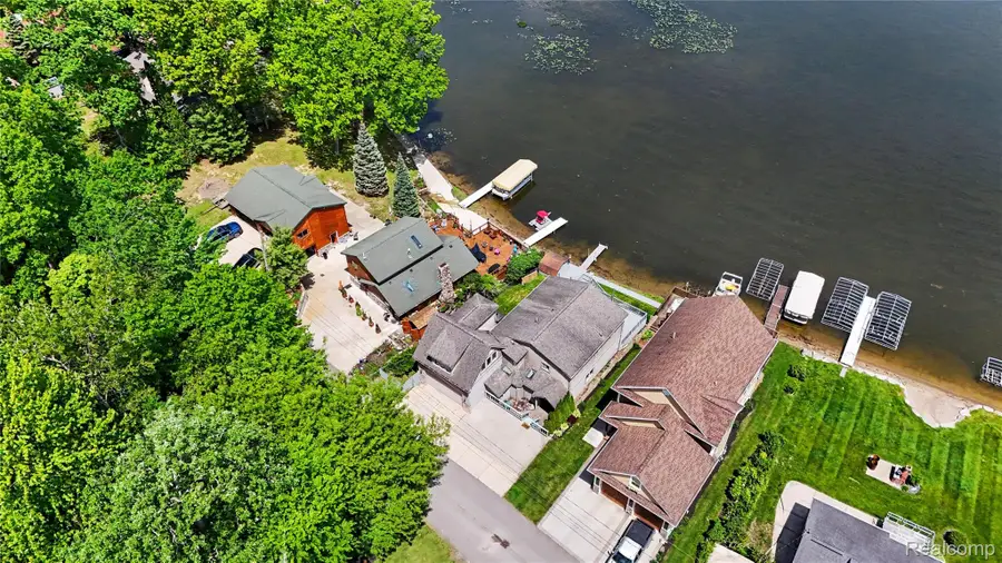 8390 Peninsular Drive, Fenton, MI 48430 - #3