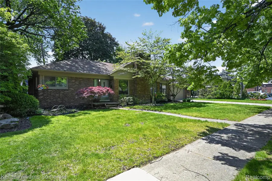 1681 Oxford Road, Grosse Pointe Woods, MI 48236 - #2