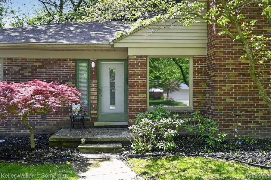 1681 Oxford Road, Grosse Pointe Woods, MI 48236 - #3