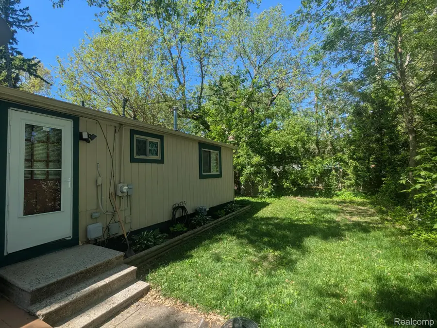 3180 Mapledale Street, Commerce Township, MI 48382 - #2