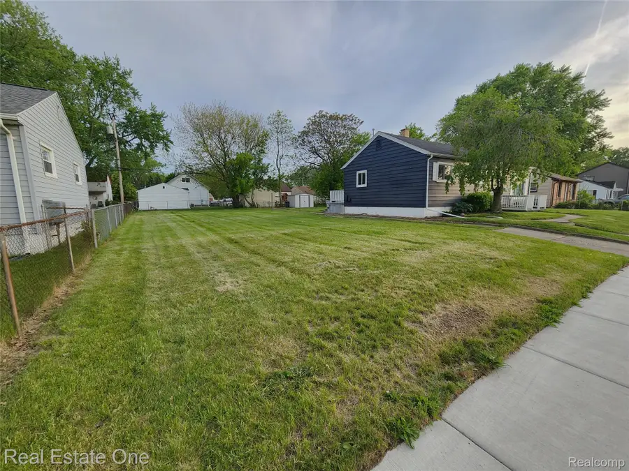 1574 E Woodruff Avenue, Hazel Park, MI 48030 - #3