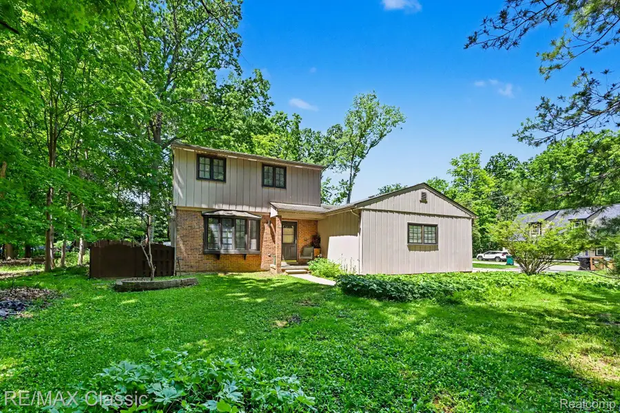 23493 Cora Avenue, Farmington Hills, MI 48336 - #2