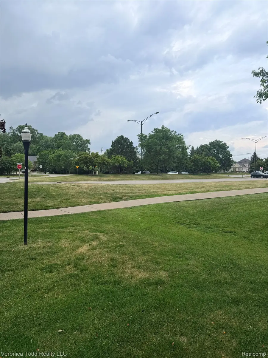 2994 Roundtree Drive, Troy, MI 48083 - #3
