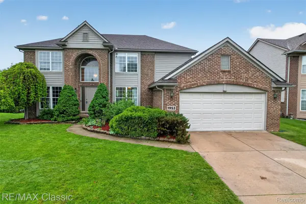 1953 Twin Sun Circle, WalledLake, MI 48390