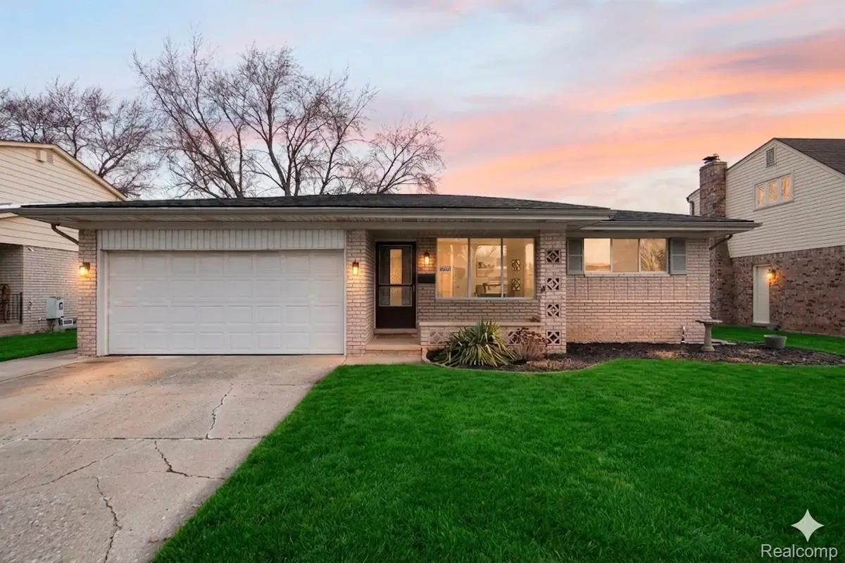 2995 Groves Drive, Sterling Heights, MI 48310 - #1