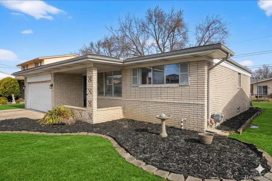 2995 Groves Drive, Sterling Heights, MI 48310 - #2