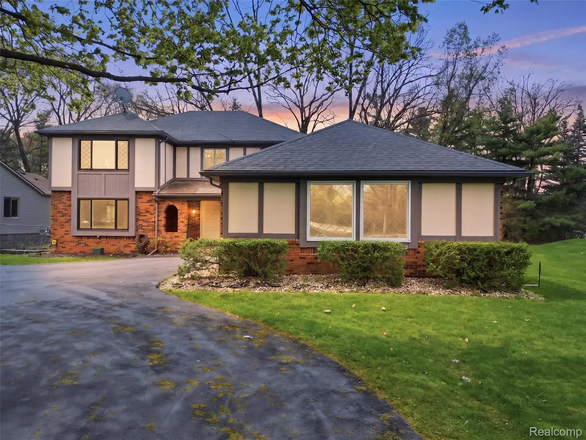 5800 Naneva Court, West Bloomfield, MI 48322 - #1