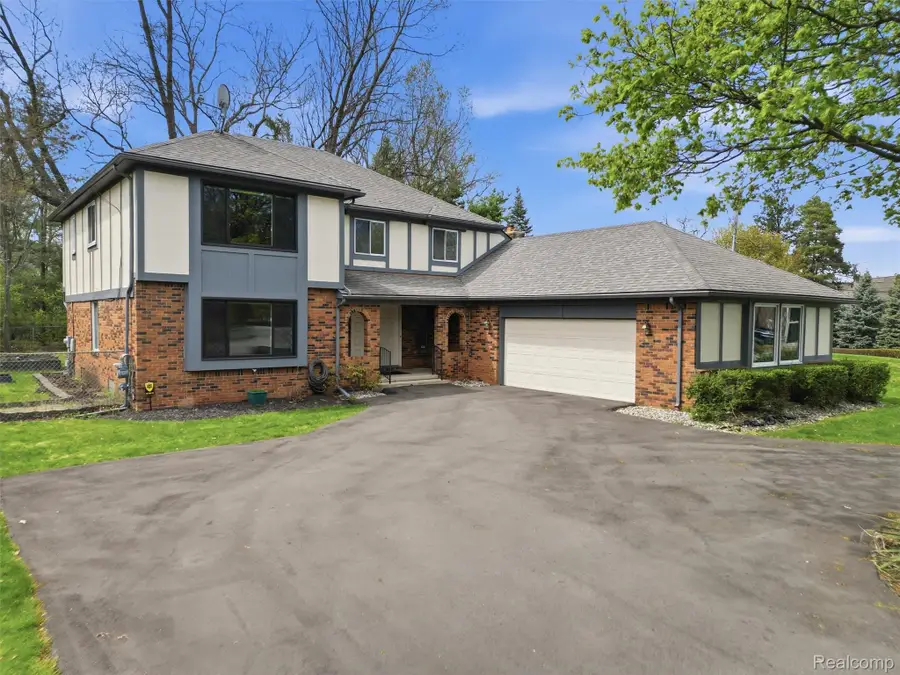 5800 Naneva Court, West Bloomfield, MI 48322 - #3