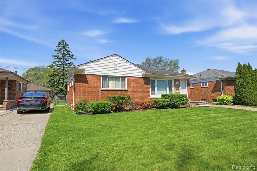 24237 Roxana Avenue, Eastpointe, MI 48021 - #2