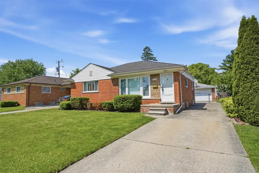 24237 Roxana Avenue, Eastpointe, MI 48021 - #3