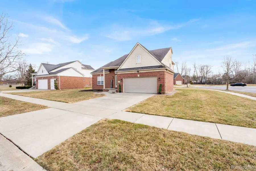 21196 Oak Ridge Drive, Clinton, MI 48036 - #2