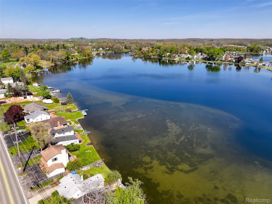 10094 Elizabeth Lake Road, White Lake, MI 48386 - #2