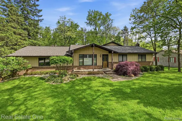6920 Pontiac Trail, WestBloomfield, MI 48323