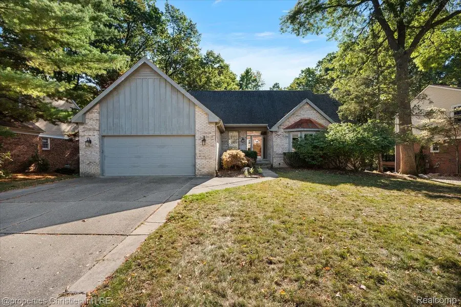 6835 High Ridge Road, West Bloomfield, MI 48324 - #2