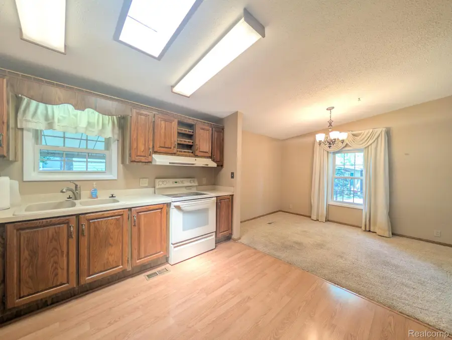 636 Park View, Clio, MI 48420 - #3