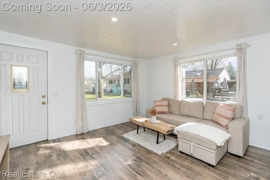 2762 Emmons Avenue, Rochester Hills, MI 48307 - #3