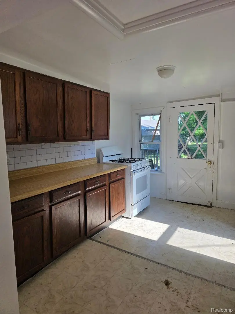 211 W Flint Street, Lake Orion, MI 48362 - #3