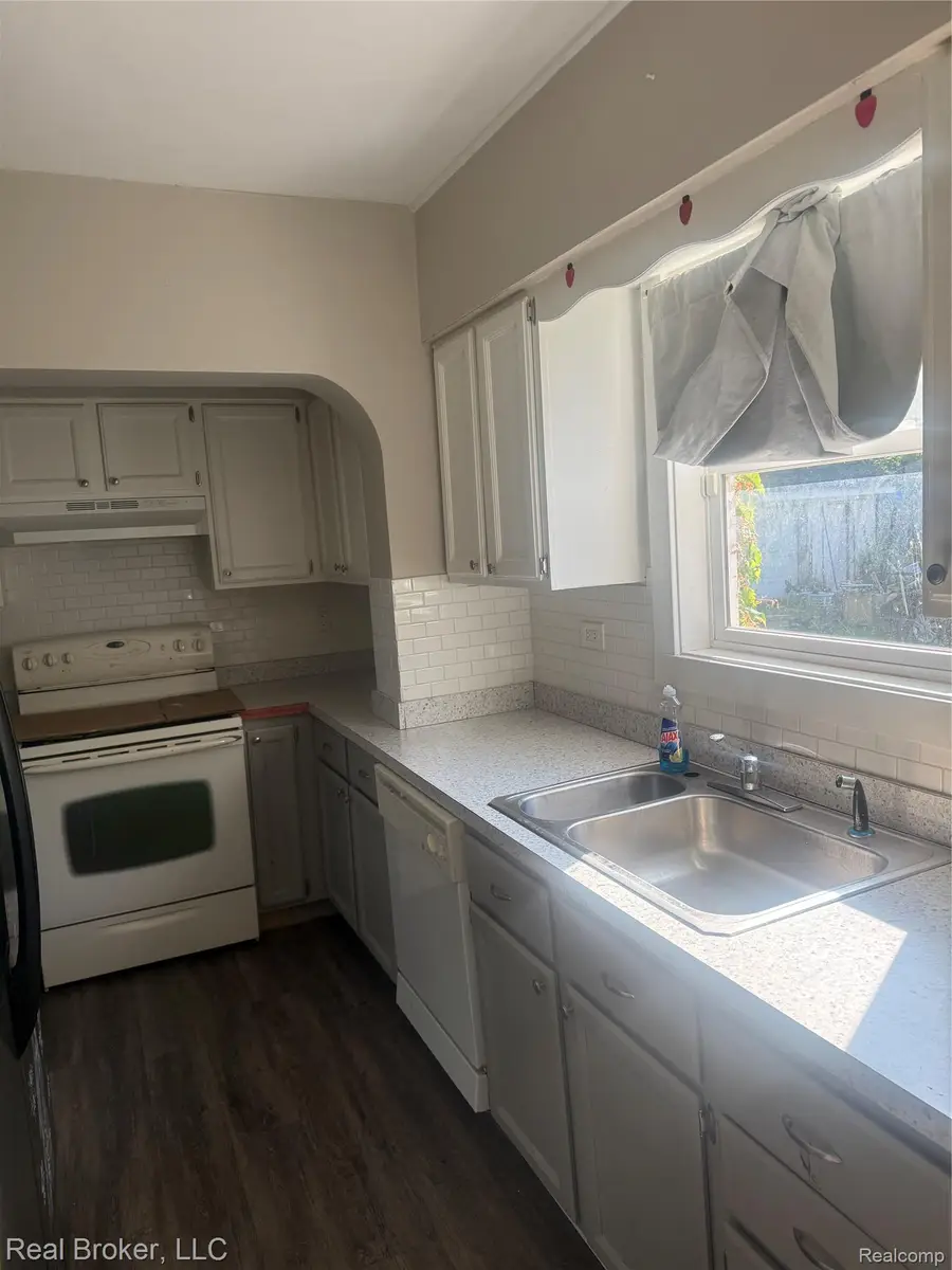 958 N Chevrolet Avenue, Flint, MI 48504 - #3