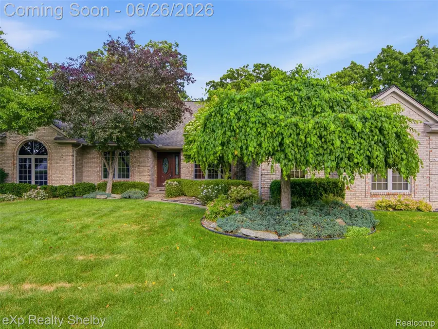 56432 Cromwell Court, Utica, MI 48316 - #2