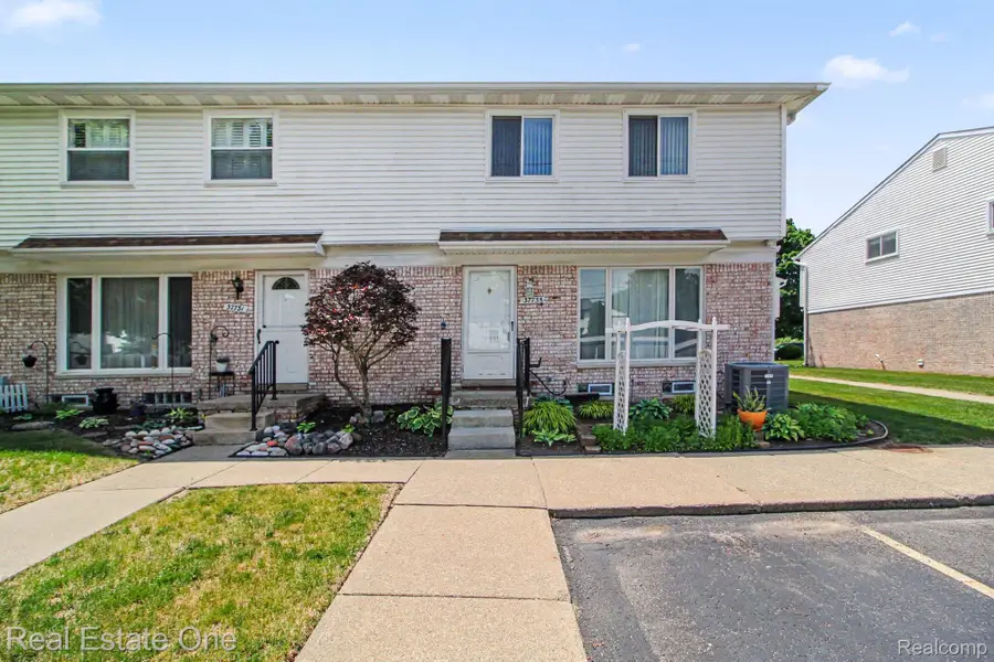 37735 Colonial Drive N, Westland, MI 48185 - #2