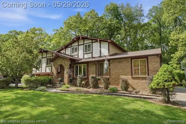 6884 Aeroview Street, West Bloomfield, MI 48324 - #2