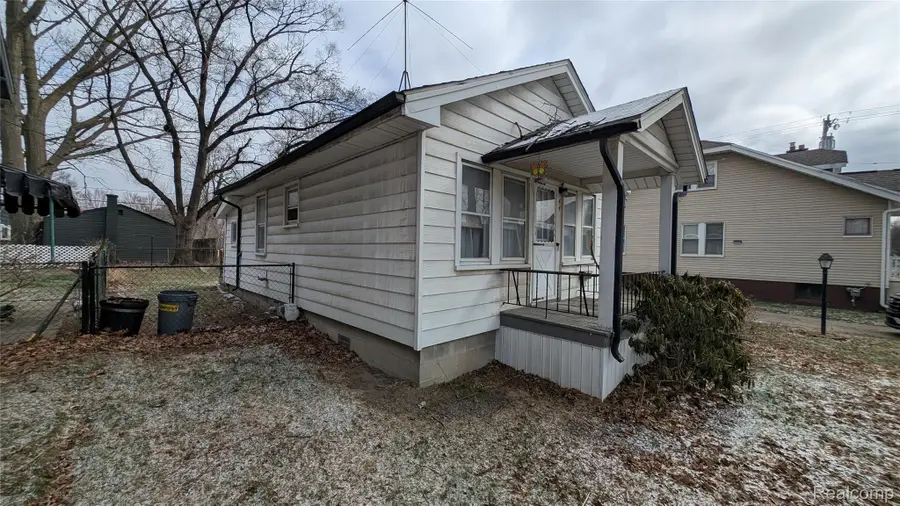 44 W Elza Avenue, Hazel Park, MI 48030 - #3