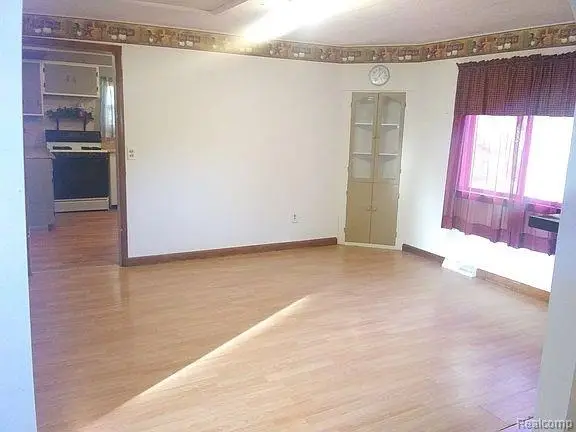 1050 W Mclean Avenue, Flint, MI 48507 - #3
