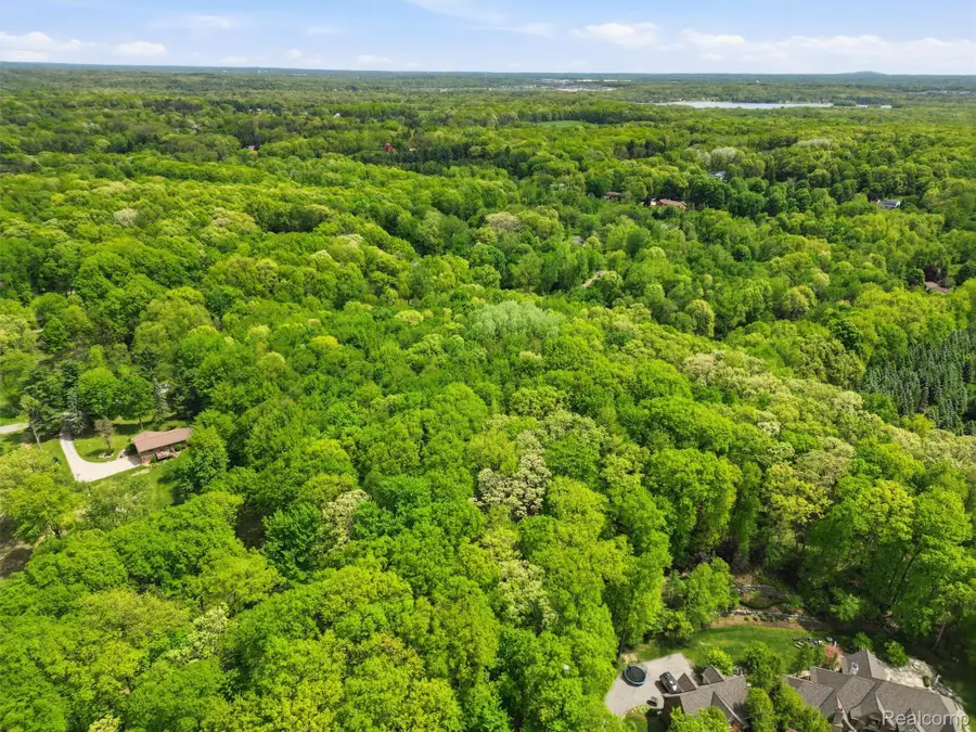 2220 Valley Gate, Milford, MI 48381 - #2