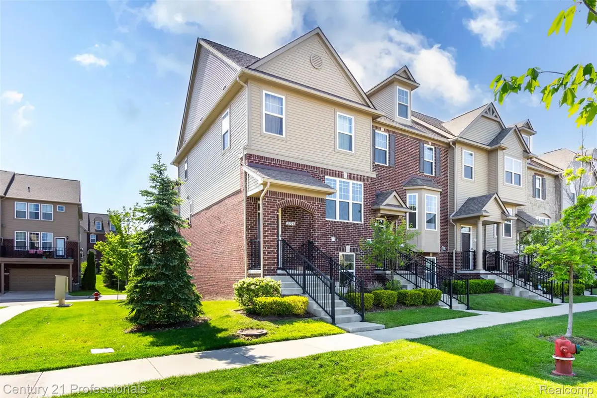 2924 Glenbar Circle, Rochester, MI 48307 - #1