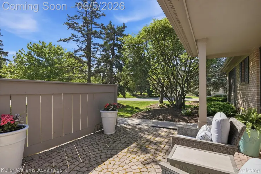 29429 Regents Pointe, Farmington Hills, MI 48331 - #2