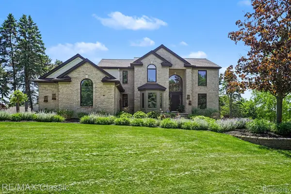 54853 Walnut Drive, NewHudson, MI 48165
