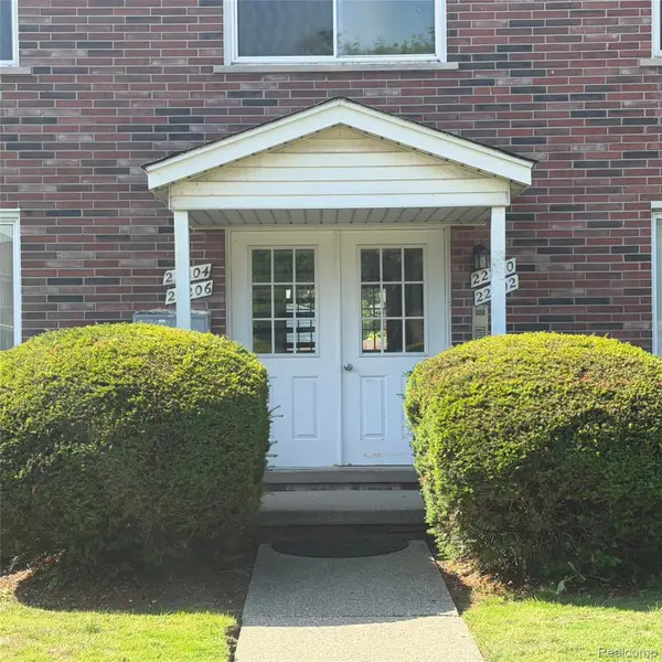 22204 E 11 Mile Road, StClairShores, MI 48081