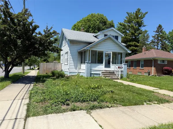 834 W Houstonia Avenue, RoyalOak, MI 48073