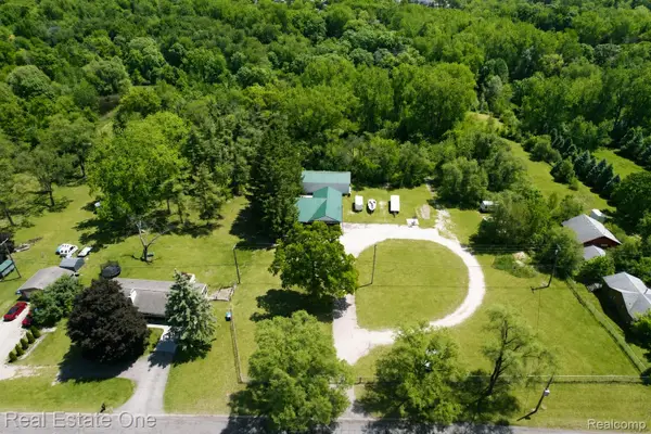 1325 S Hospital Road, Waterford, MI 48327