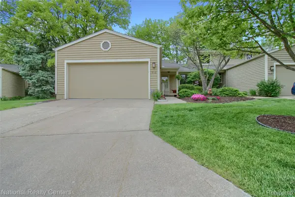 713 Woodcreek Circle #26, Saline, MI 48176