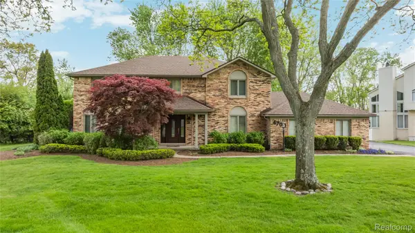4700 S Valleyview Road, WestBloomfield, MI 48323