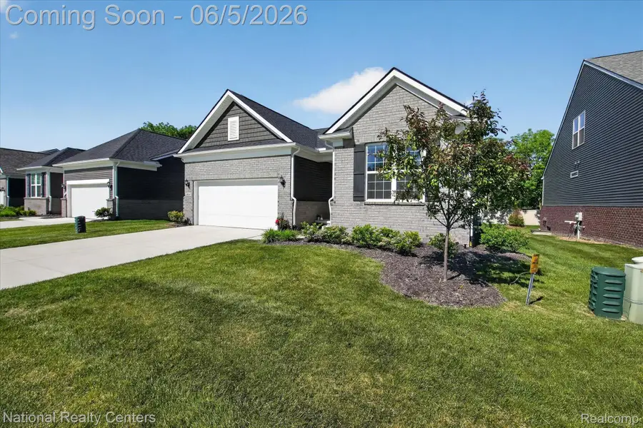38681 Chasewood Court, Farmington, MI 48335 - #2