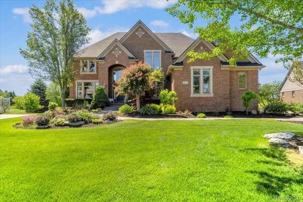 2424 Pebble Beach Drive, Oakland, MI 48363