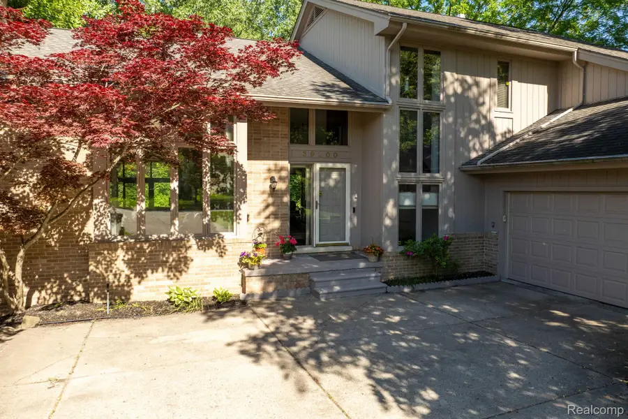 39200 Heatherbrook Drive, Farmington Hills, MI 48331 - #2