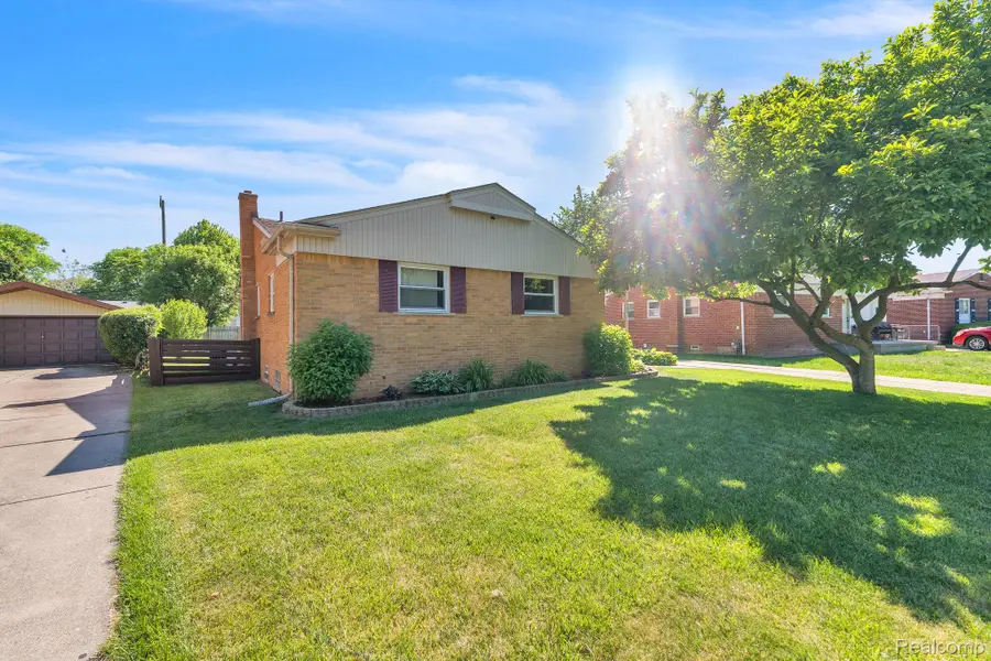 26637 Clairview Drive, Dearborn Heights, MI 48127 - #2