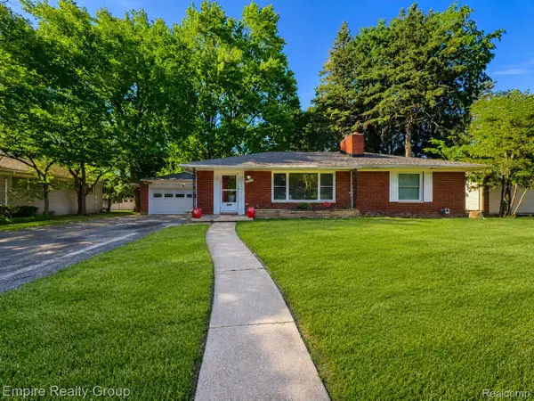 17300 Buckingham Avenue, BeverlyHills, MI 48025