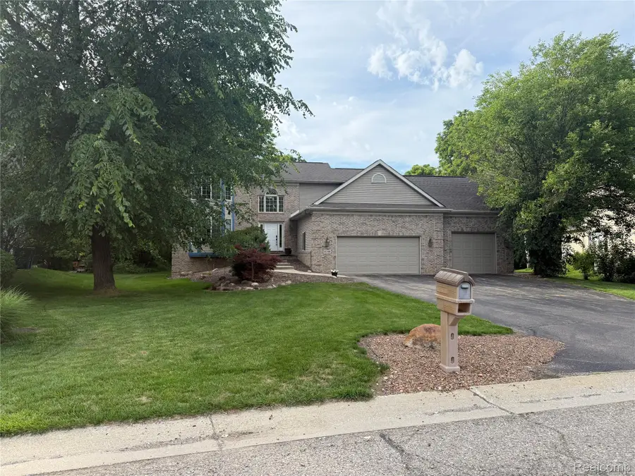 8318 Mill Pointe Court, Goodrich, MI 48438 - #2