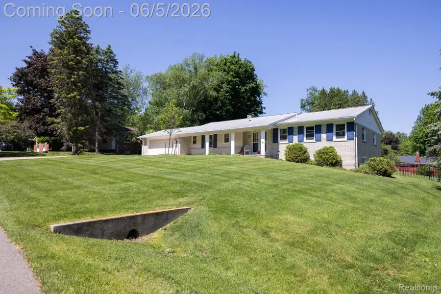 724 Sandstone Drive, Rochester Hills, MI 48309 - #2