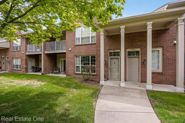 4104 Chesapeake Circle, WalledLake, MI 48390