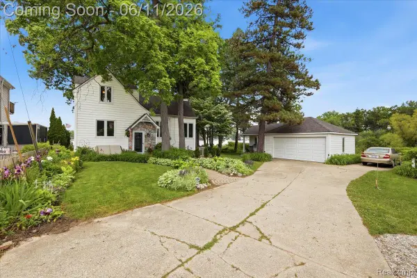 6880 Forestlawn Court, Waterford, MI 48327