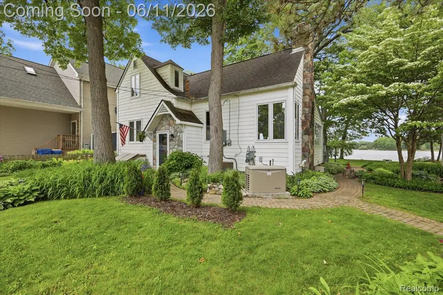 6880 Forestlawn Court, Waterford, MI 48327 - #2
