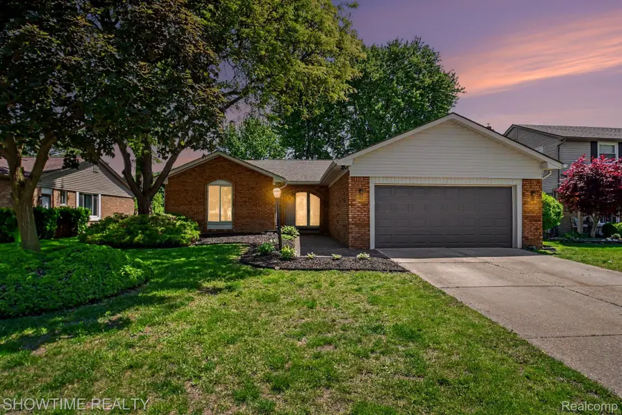 47726 Lexington Drive, Macomb, MI 48044 - #2