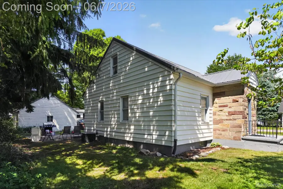 239 E Chestnut Street, Webberville, MI 48892 - #2