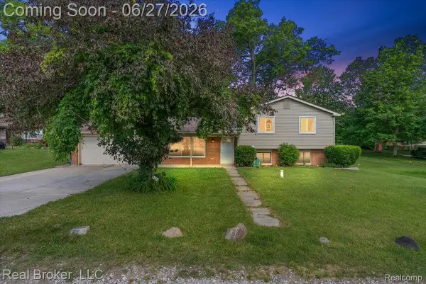 8320 Hillpoint Drive, Brighton, MI 48116